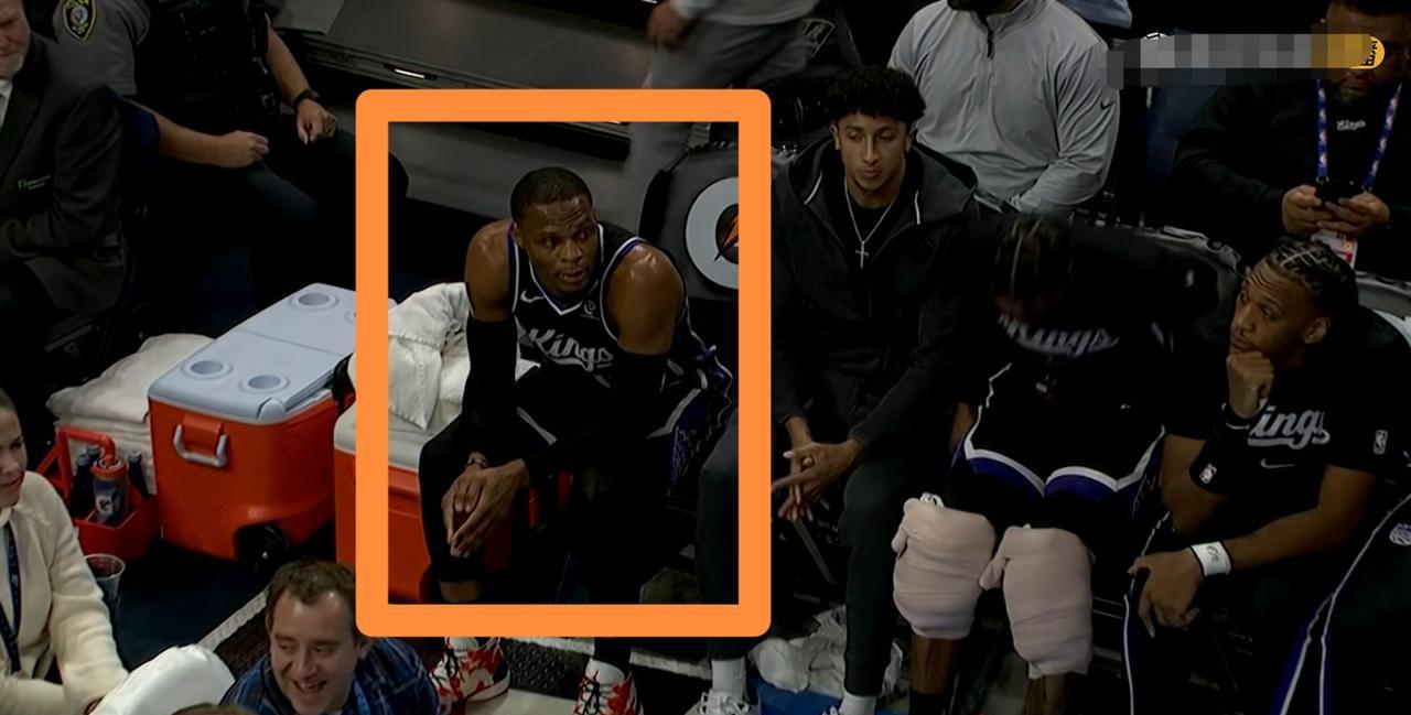 国王老将威斯布鲁克真是太投入了！在今天进行的国王和雷霆的比赛中，当时比赛进行到了