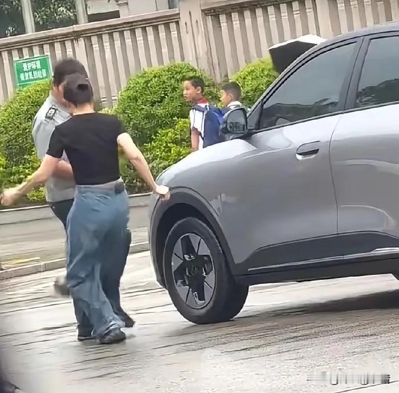 真相大白，三明掌掴美貌女司机的学校保安这次要栽了。原来在女司机踹他之前，他就先有