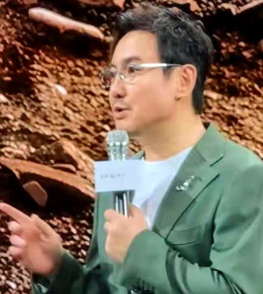 杨幂踩着恨天高，眼看前面的沈腾头也不回地往台下走。这次她没像上次那样站在台阶上干等，而是直接小跑两步