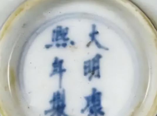 2002年，江苏南京，一个小伙走进古玩店，拿出1只小酒杯，要价30000元，问老