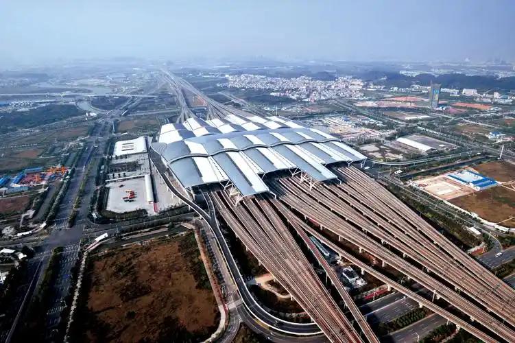 黄石站选址在罗桥，多年来一直饱受争议，很多人觉得它离主城区远，公交接驳不便，对经