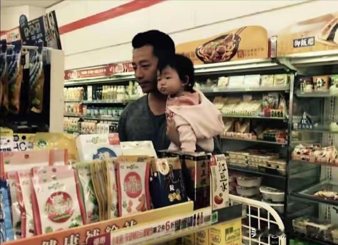 汪小菲还是不成熟，深夜晒与玥儿的旧照，那是大S给他拍的，怀念旧人说明他并没有放下