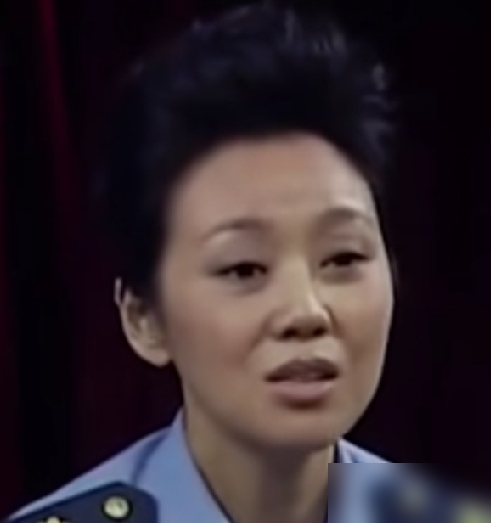 闫妮跟牛莉当年跑剧组，穷得两个人分一碗面，谁接到戏就拉对方一把。后来牛莉差点演了《父母爱情》安杰，合