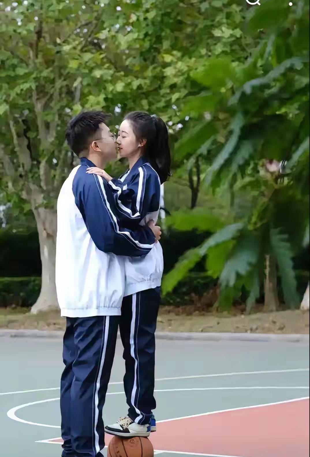 大学同学在广州某高中担任高三年级班主任，她打电话跟我吐槽：班上有一对男女同学早恋