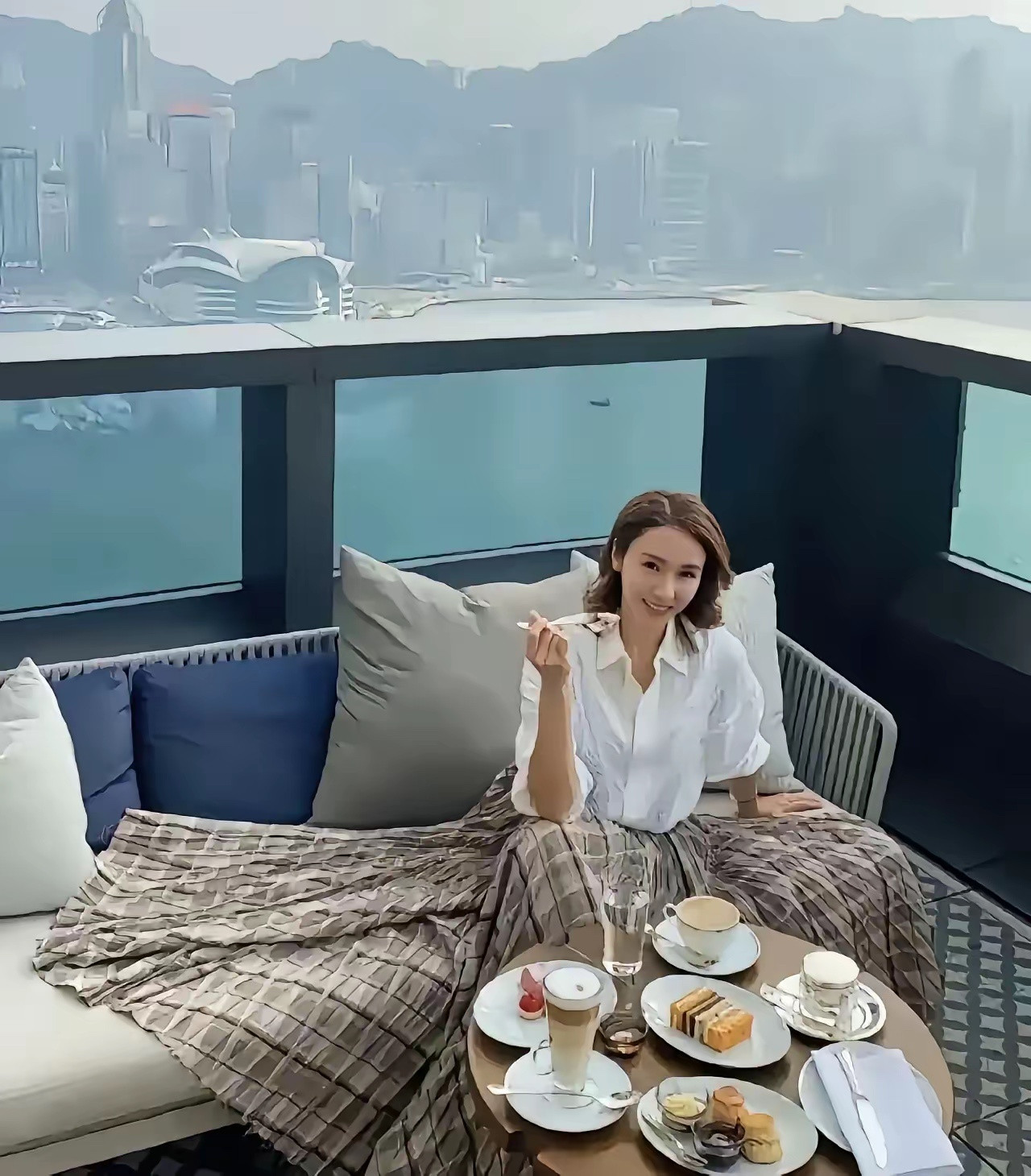 黎姿幸不幸福，只有她自己知道！有人见她在半山豪宅露台喝下午茶，都感慨她嫁得好，离