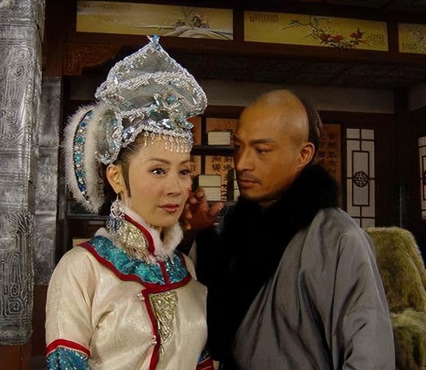 1589年，28岁的努尔哈赤为了拉拢董鄂部落，竟将自己年仅11岁的爱女嫁给27岁