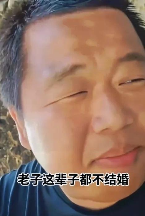蓝战非被封的原因可能就是祸从口出1.自己说只要不结婚，这辈子都不会破产！2.