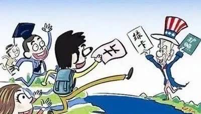 杭州有个姑娘最近在网上说，两年前花两百万移民美国，提前退了休，结果每次回国都得跟