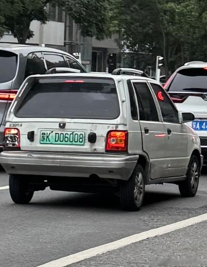 绿牌儿奥拓！第一次见，估计也是最后一次见吧！​​​​感觉曾经的传奇被原地复活了