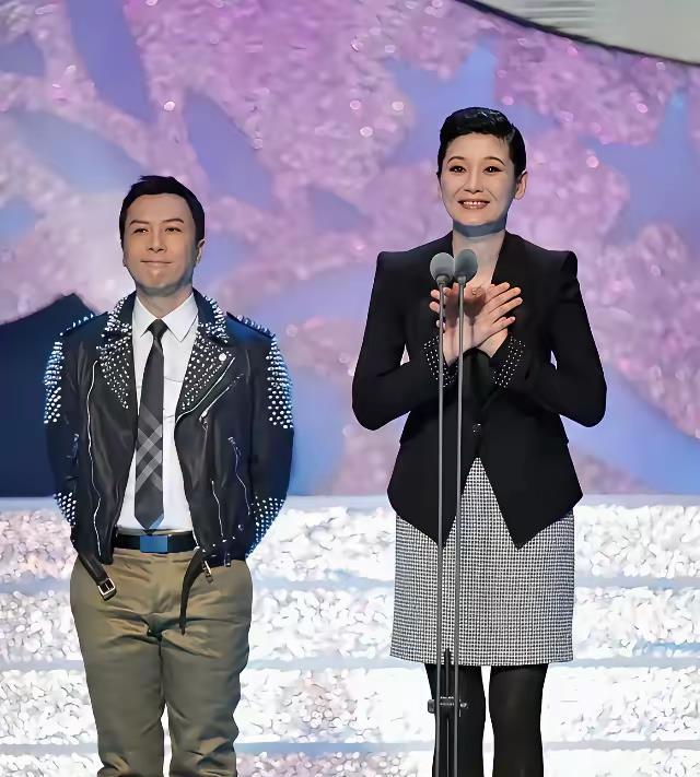 早有耳闻他个子不高，可真见着才惊了——这身高比想象中还要矮一截，落差感直接拉满！