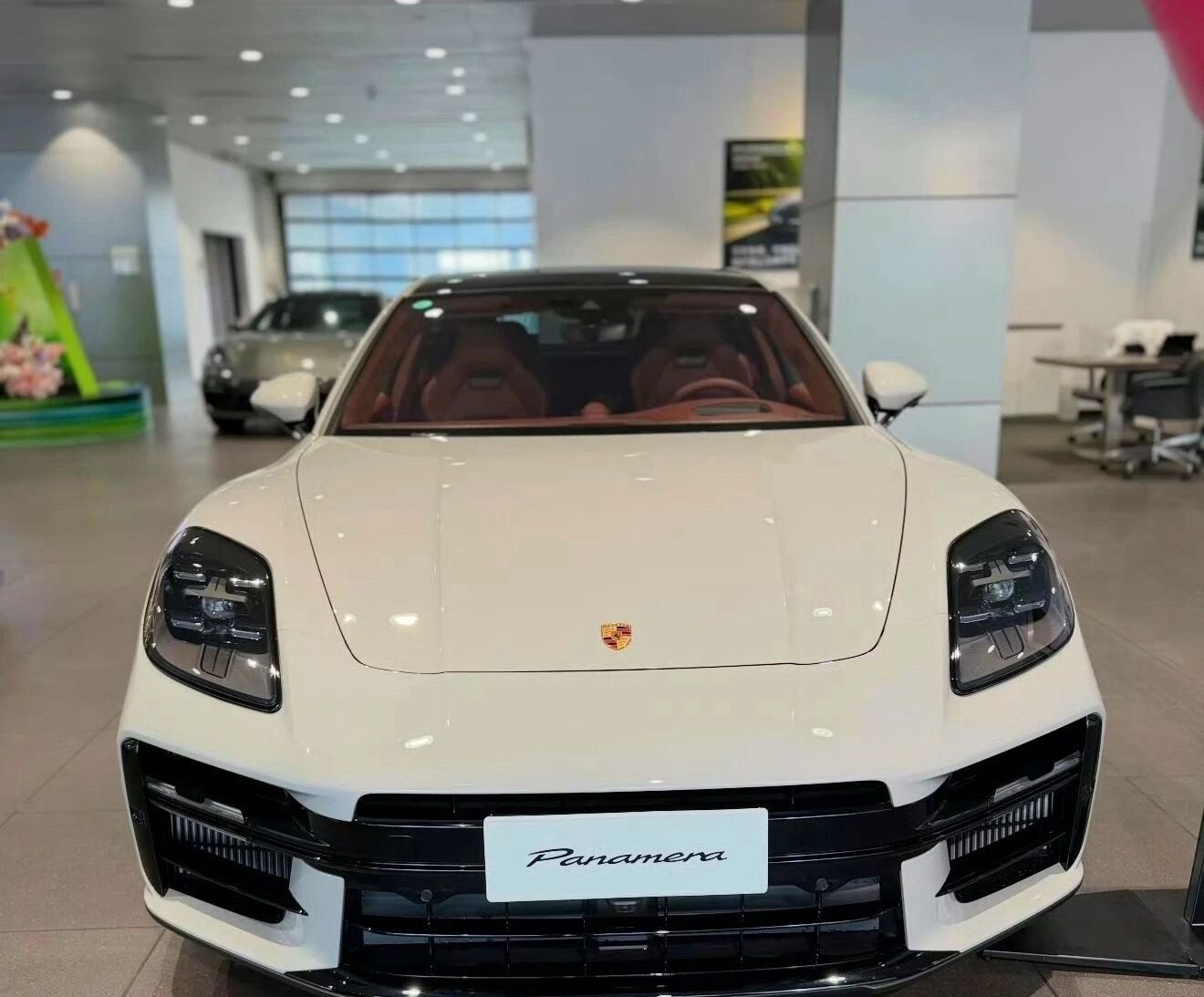 129.8万的全新Panamera，保时捷想对外宣称自己正在降维打击。但实情是，这台车的竞品早就不是