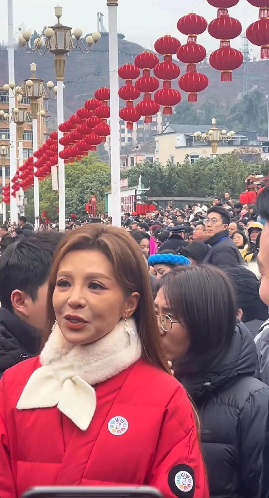 岁月不饶人，曾经的女神——朱迅，镜头下无美颜的真实样子。但是，依然挡不住那种由内