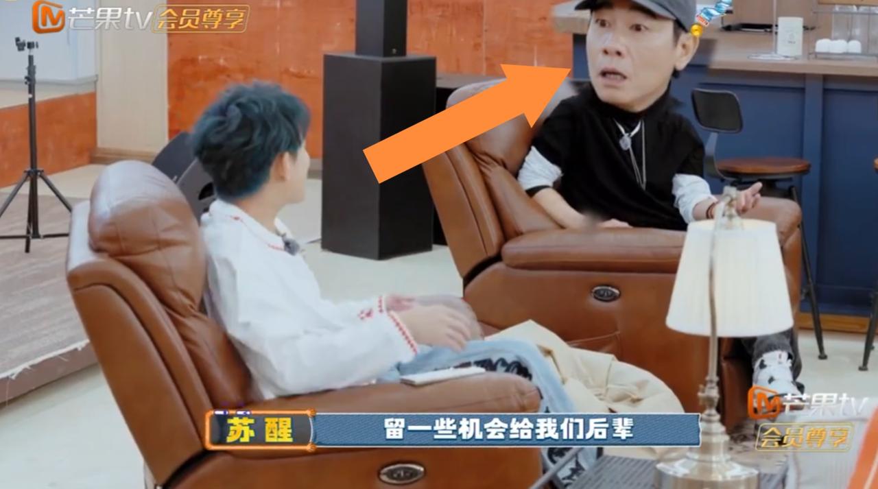 苏醒此话一出，陈小春一脸无辜，遭到张远，王栎鑫“围剿”。陈小春连开三十场