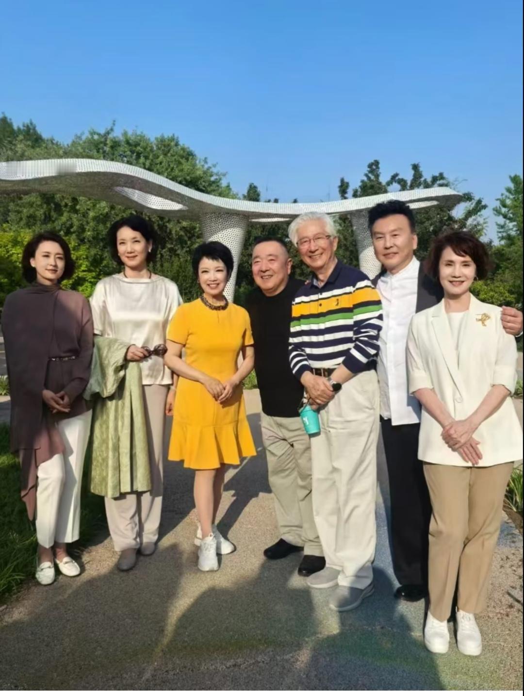 央视退休主持人聚会合影照，看着都还那么年轻，男士儒雅，女士优雅！。你能认出几个？