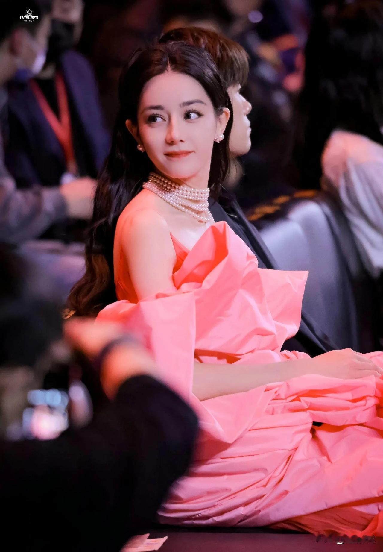 说到内娱顶级美女，迪丽热巴绝对排头名。这位来自新疆的姑娘，那颜值、那身材，真是老
