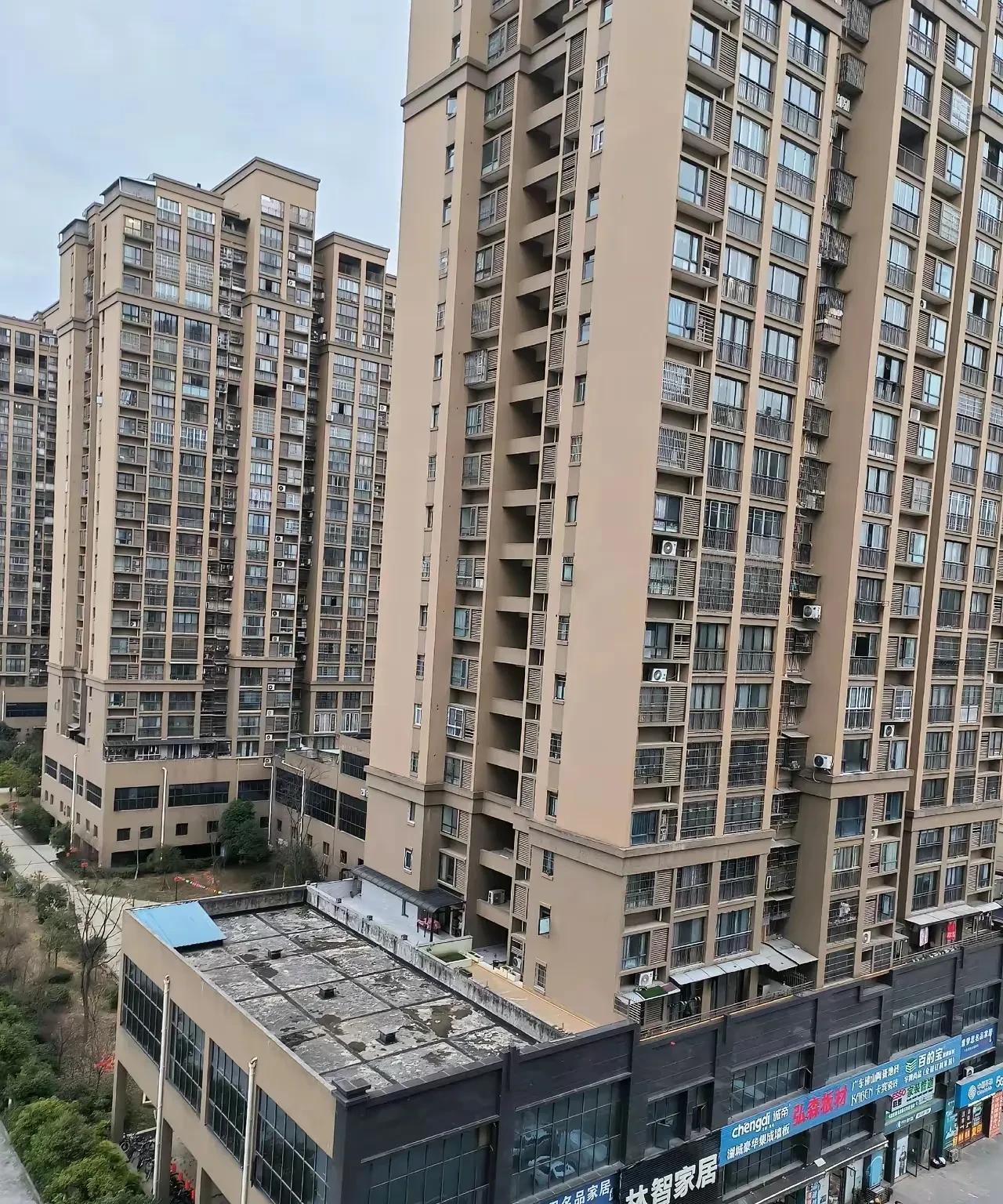 我三线城市2007年买一套128平方的房子，当时一平方3700多块钱，当时总价5