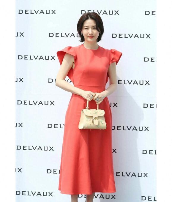 52岁李英爱新造型惊艳！橙裙搭短发尽显优雅自信，时尚细节超吸睛