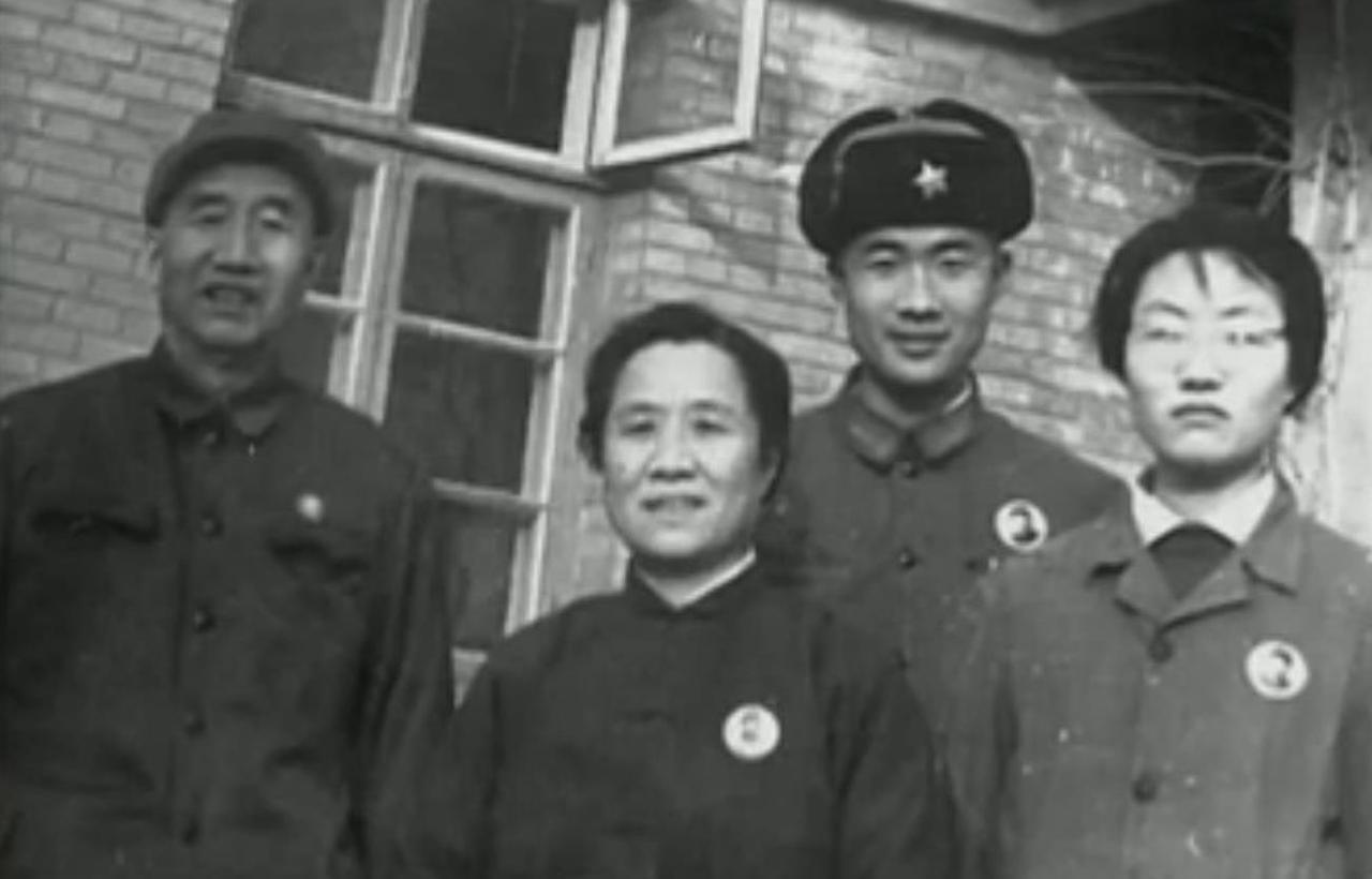 上世纪70年代，1位香港富商——郑庆飞返乡探亲，提出想要探望徐帅。组织批准后，郑