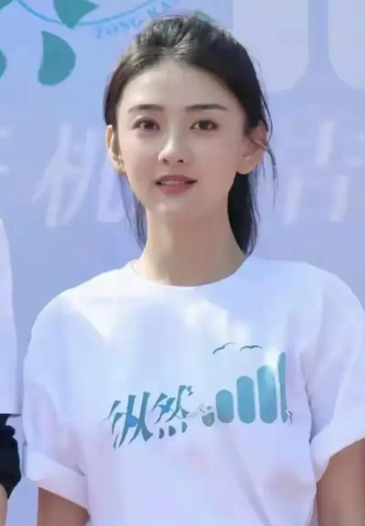 梁洁不愧是军区大院长大的，这气质干干净净的一般人真没有！