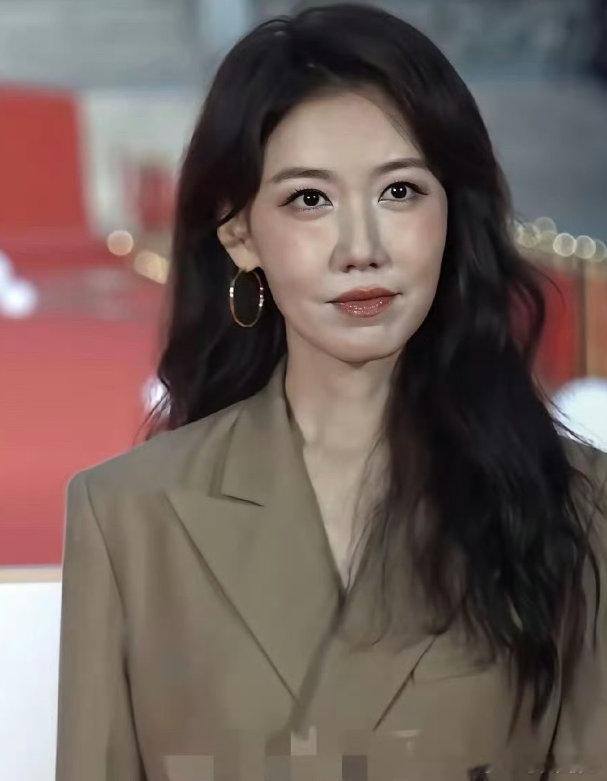 高露现在怎么这样了？感觉脸型都和以前不一样了，是不是减肥太狠了？胶原蛋白一流失，