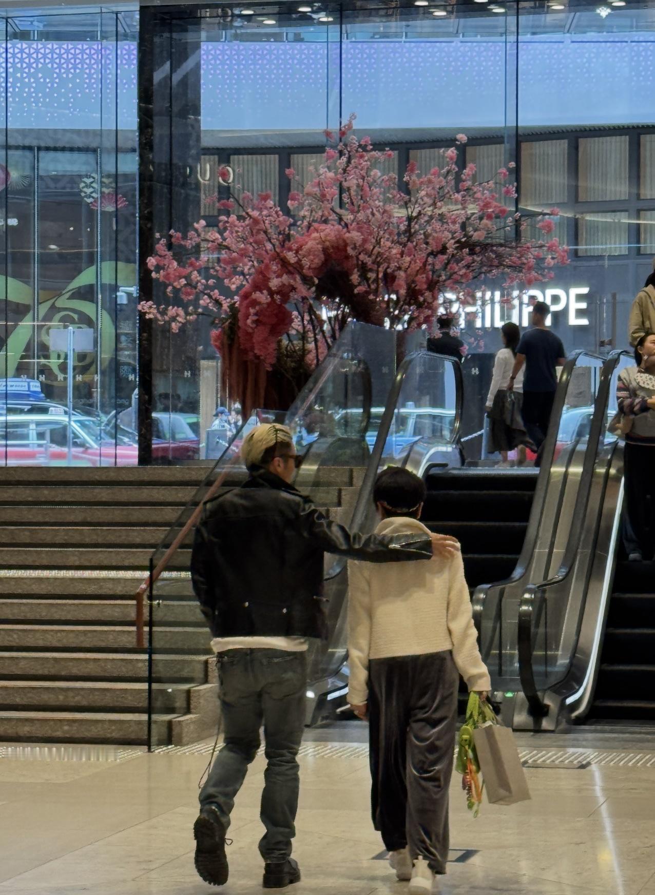 2月24日，有位网友在香港偶遇谢霆锋，他陪拉姑逛街的画面。谢霆锋与妈妈边走边