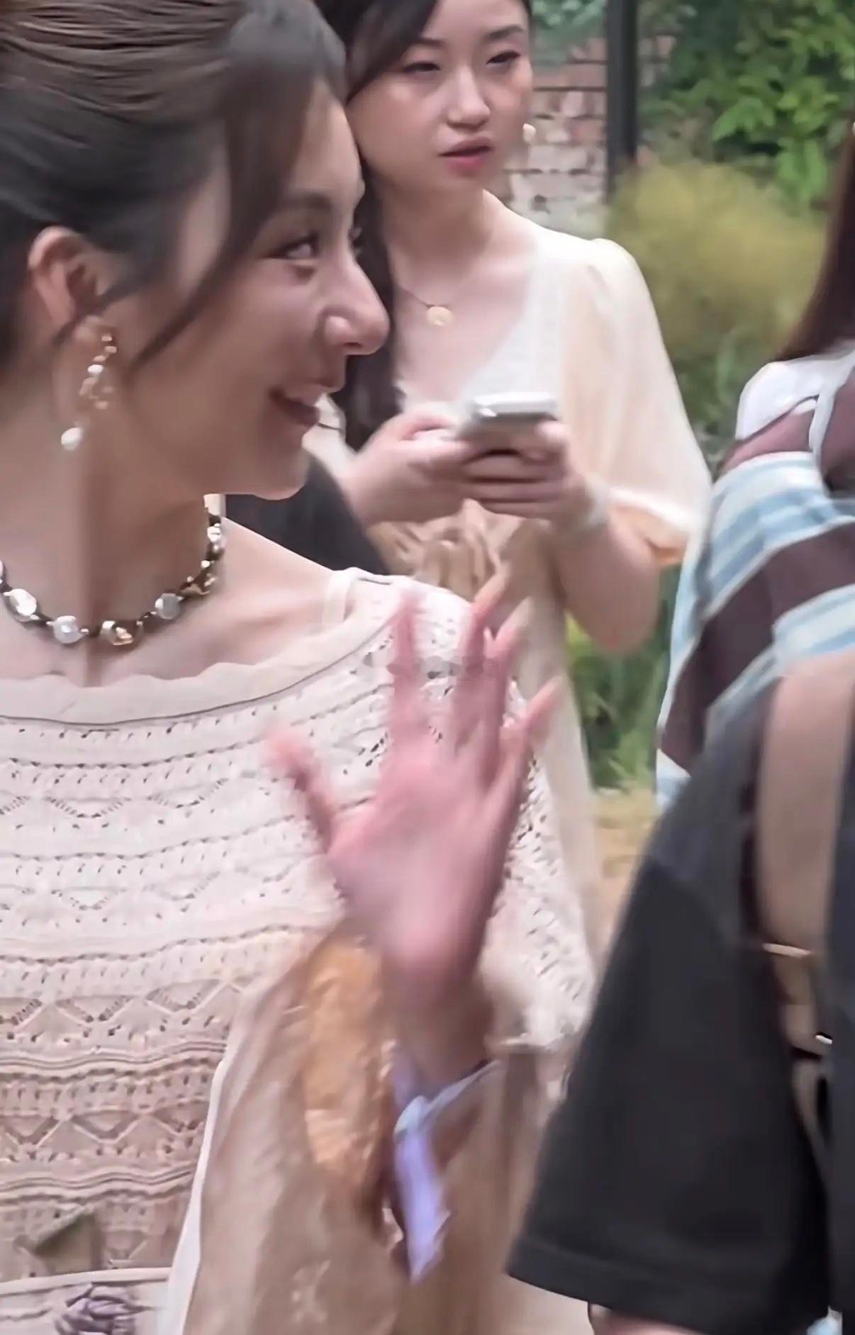 偶遇郭富城老婆方媛，鞋跟这么多和旁边人也差不多高，感觉本人不到一米六，需要扶着旁