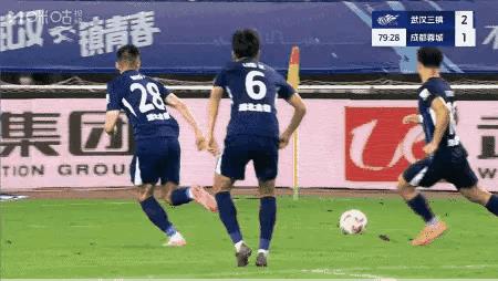 武汉三镇主场和成都蓉城踢了个2-2。这场比赛主裁牛明辉成了比赛焦点。第80