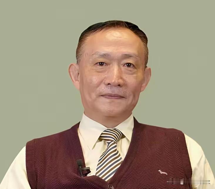 金融圈里一些人，谈到卢麒元，不约而同就甩出四个字：“脑子有病”。这话听着像骂