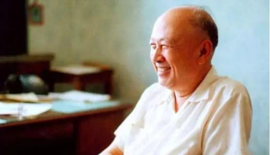 1964年，钱学森一家人像往常一样吃饭，突然钱学森闻着一道菜的味道不太对劲，于是