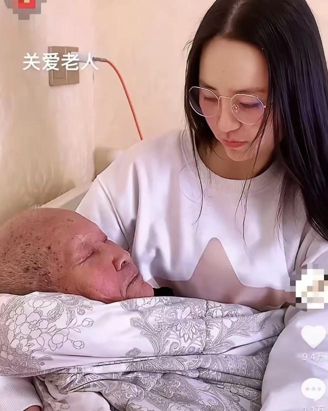 河南一90后女子半夜给93岁爷爷换尿不湿，突然，爷爷拉着女子说：能抱抱我吗？孩子