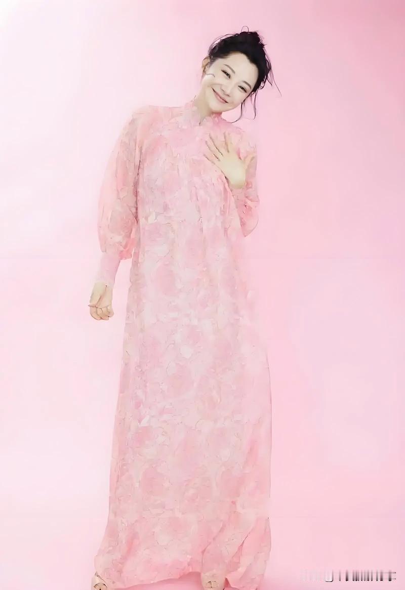 许晴许晴真是个传奇人物。1969年出生在北京外交世家的她，年少就有演艺天赋，