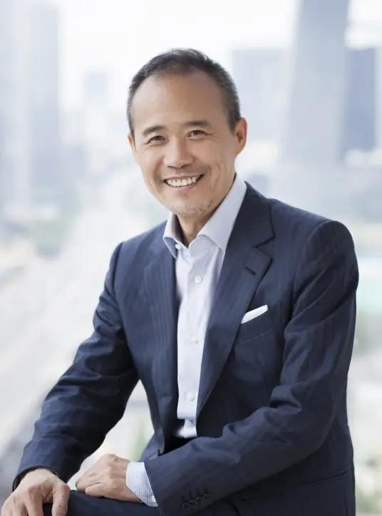 一天深夜，王石把300万，相当于现在的1亿8千万交到前妻手里：“给，这是我挣的。