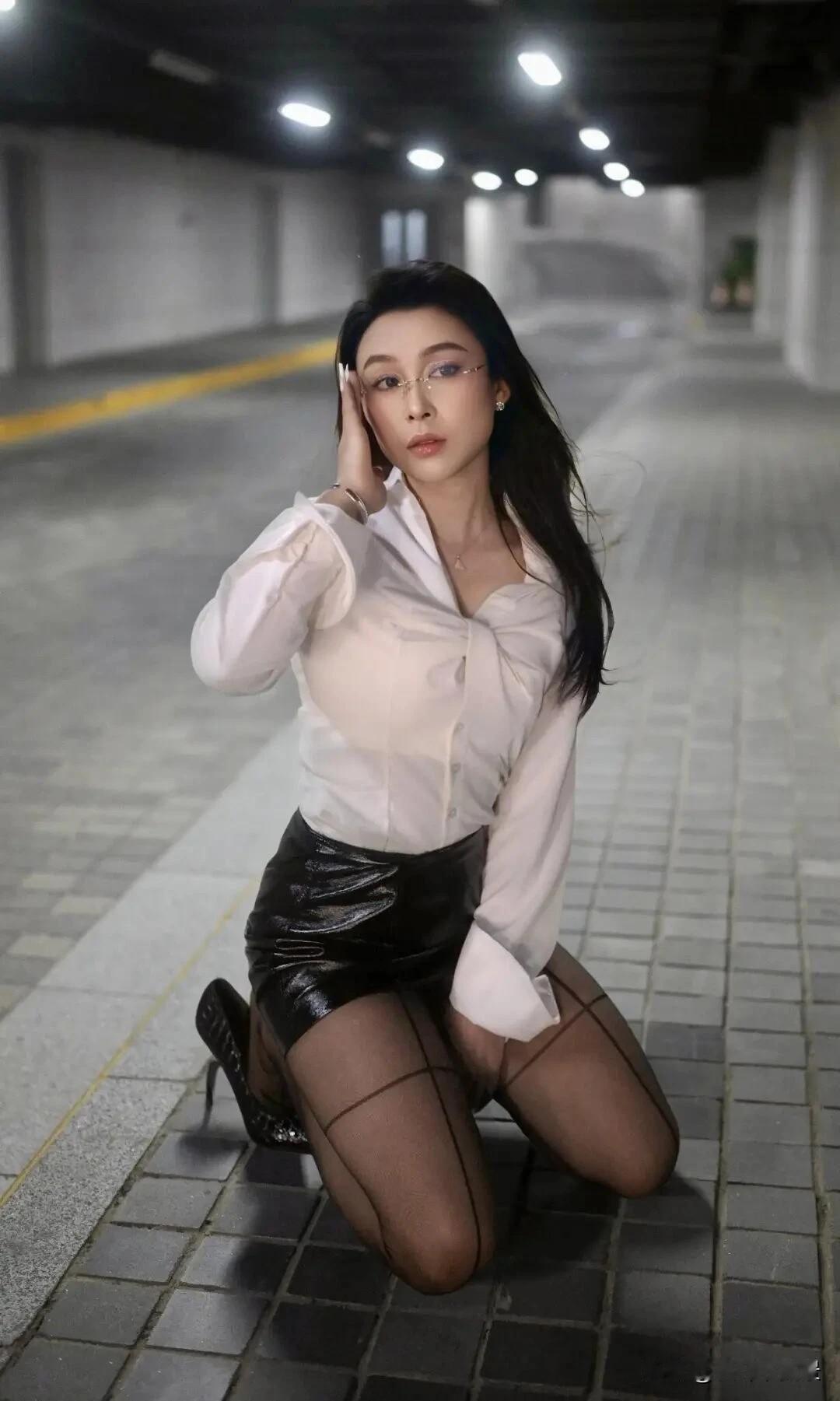 枫叶🍁|白衬衫+黑丝，这才是成年人的顶级氛围感女人拍照摆什么姿势好高雅气质美