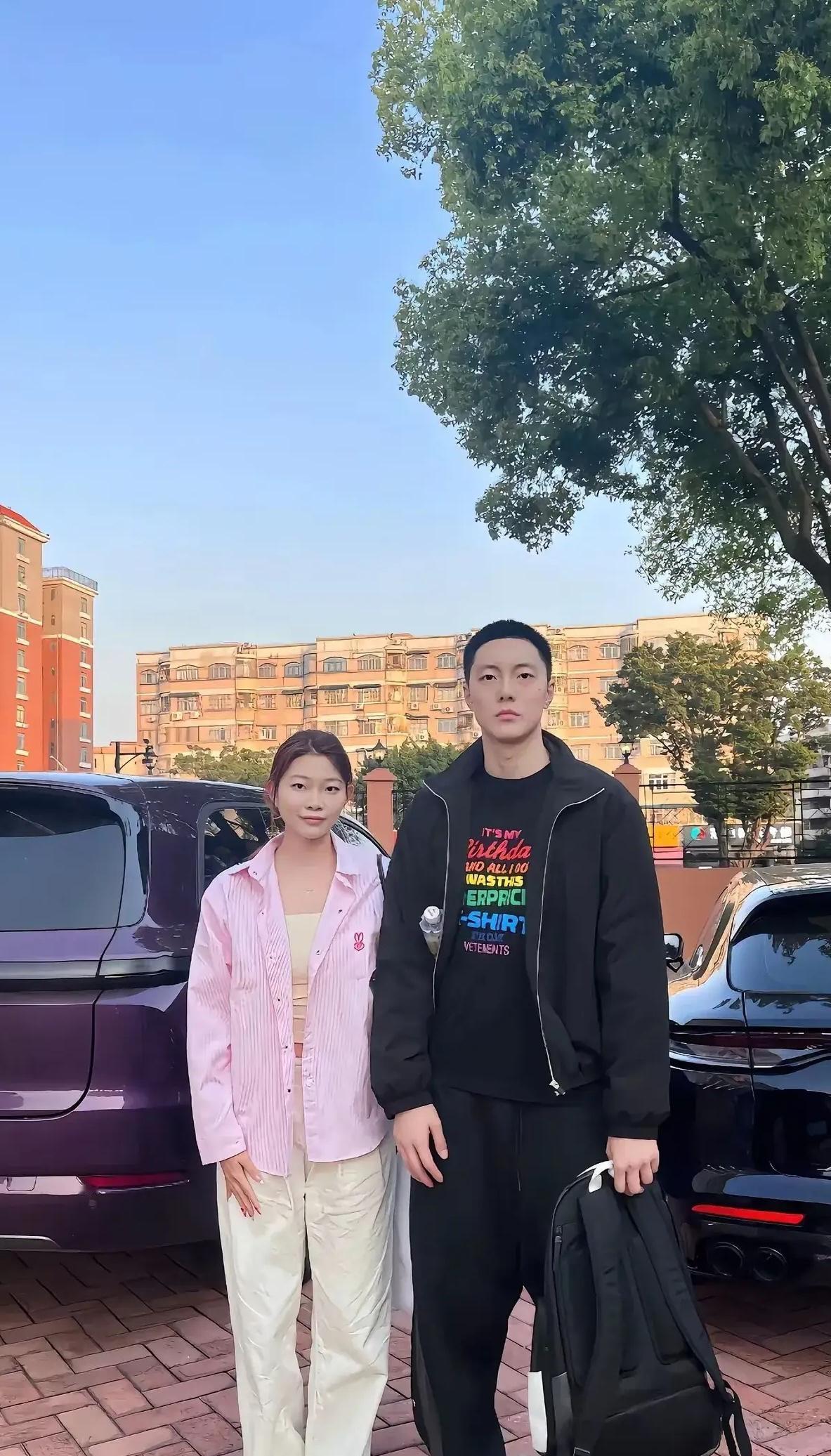 胡明轩妹妹长这么大！身高颜值太吸睛胡明轩妹妹突然亮相，身高逼近哥哥，引发网友