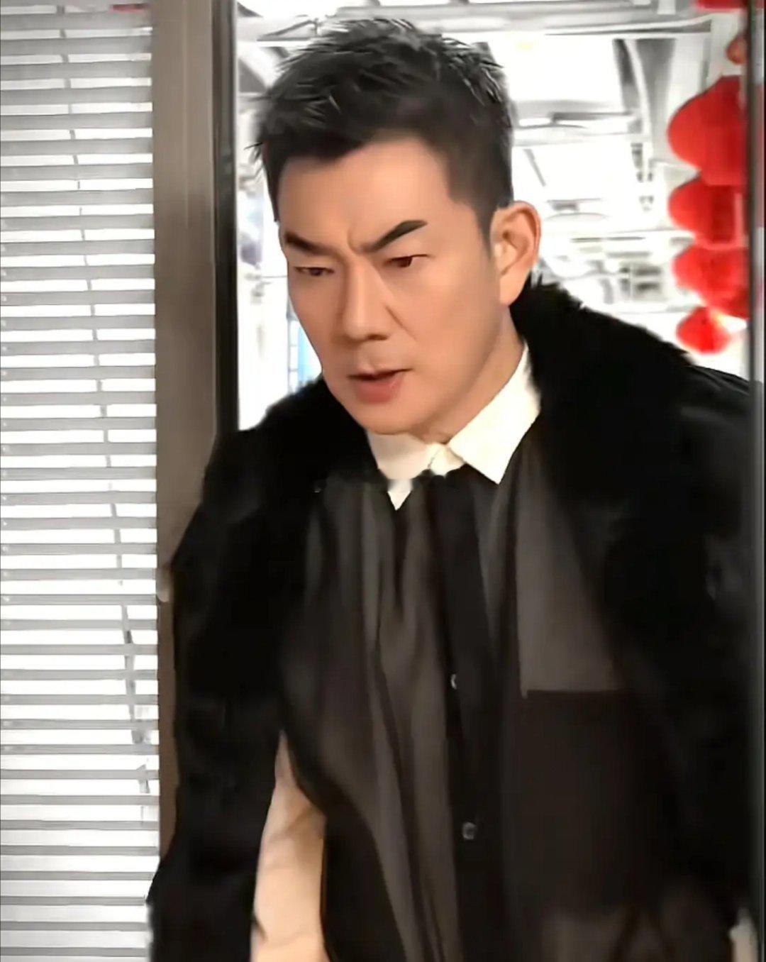 59岁任贤齐与35岁刘宇宁同框，画面张力十足，两个中老古惑仔。​​​