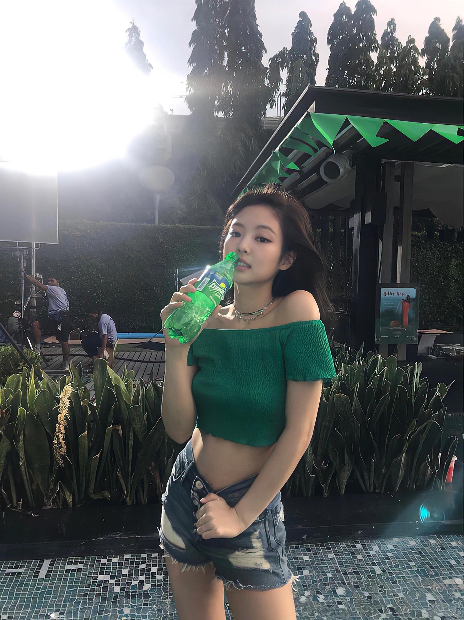 Jennie当年这组雪碧神图真的超级出圈优越的体态自信大方的表情好完美！