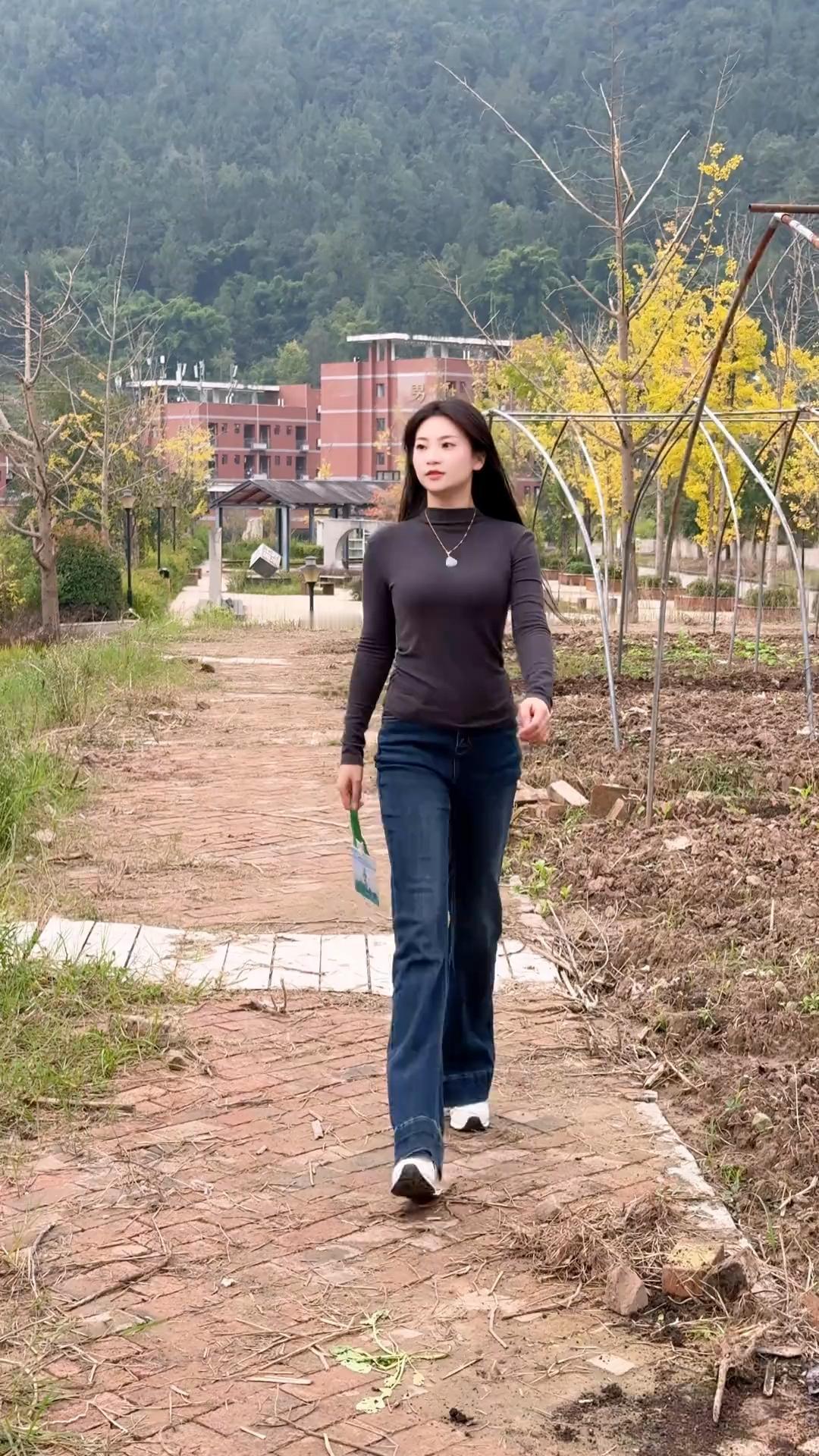 青衫步绿径，心随山水远。