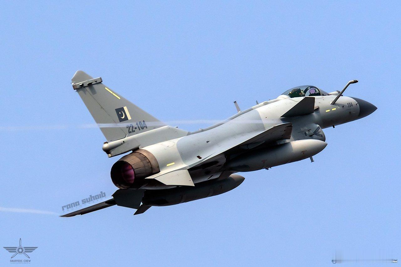 巴空104号歼-10CE，涂了击落一架幻影-2000的战果标识。巴基斯坦空军​