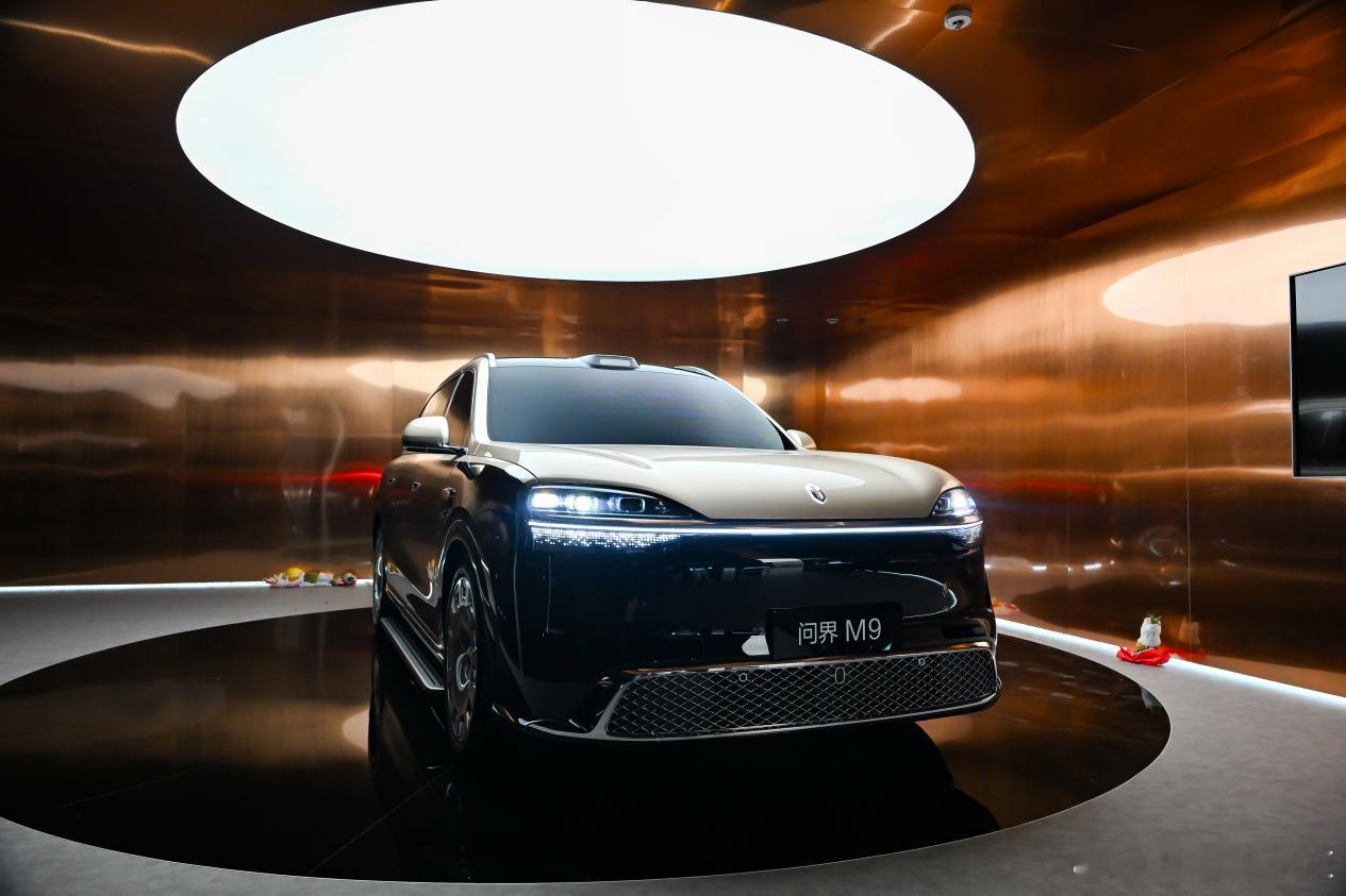 云逛北京车展，必须来聊聊问界展台今天发的那台“大块头”全新一代问界M9系列。这车