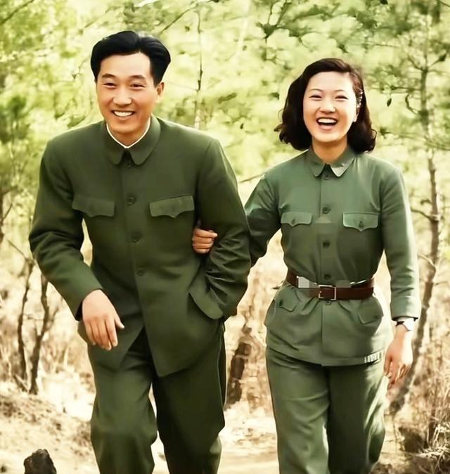 这是1952年在抗美援朝期间，时年32岁的志愿军第39军116师师长汪洋与女友周