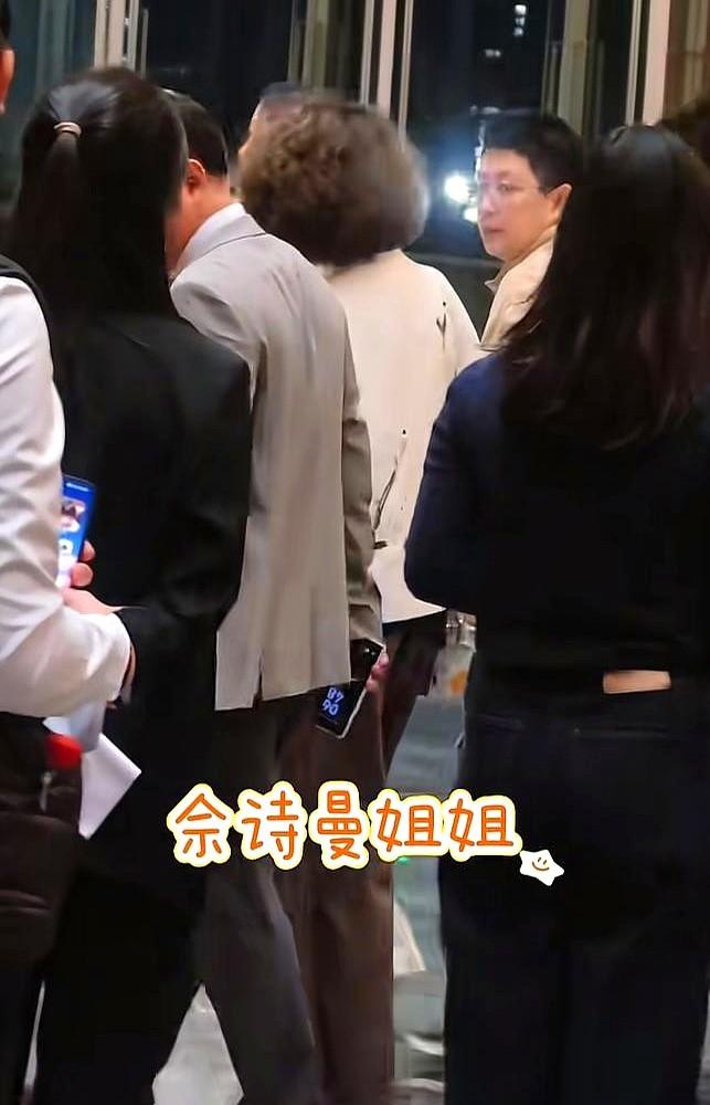 别再信什么“明星宠粉”了，大部分都是演的。但佘诗曼这场戏，一演就是好几年。