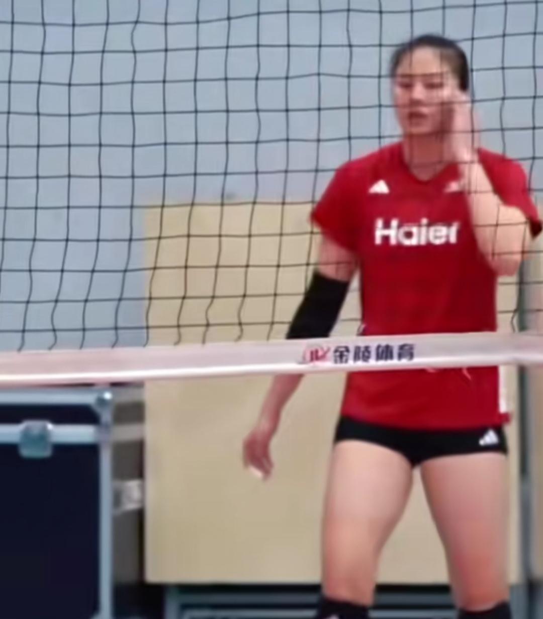 王媛媛归队了，李盈盈也归队了，加上前期归队的龚翔宇，中国女排正在恢复固有的