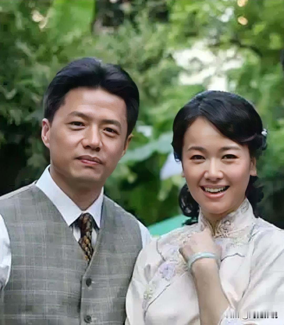 仔细看，左边是气宇不凡的段奕宏，右边的美女是谁？长相甜美，身穿粉红色旗袍，有着大