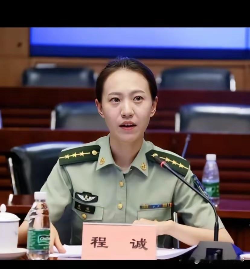 现任解放军仪仗大队某营营长的程诚，是公认的中国女兵标杆。入伍二十年来，她先后立过