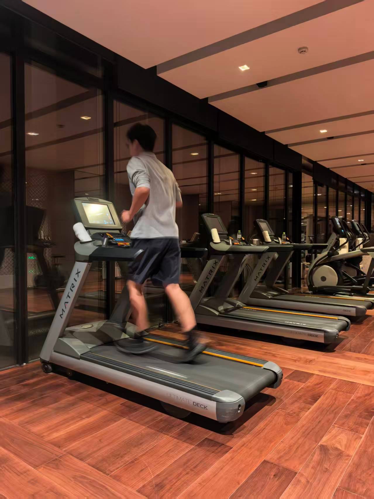 感谢哥哥开车送我这么远他说得亏前阵子没买塞纳赶在了最合适的时机入手高山8魏牌全