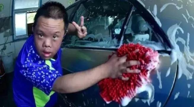 2015年，深圳一家洗车行老板雇佣了16名脑瘫儿洗车，3年总收入高达120多万，