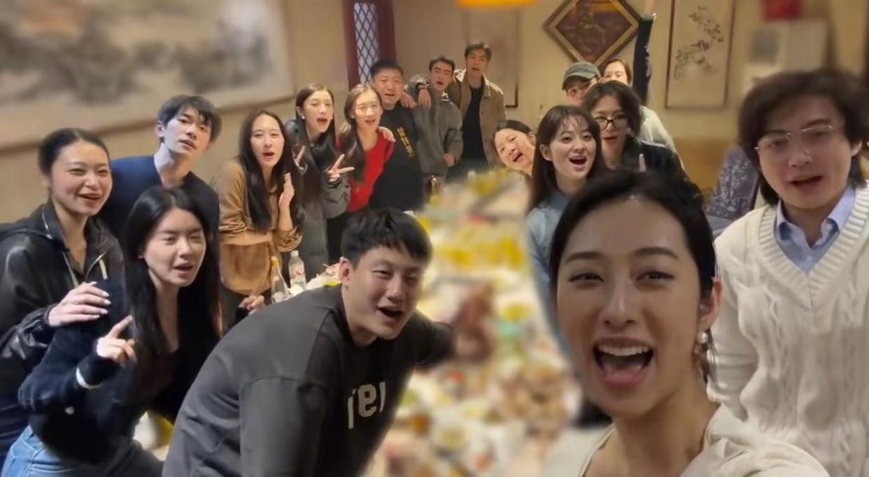 想不到，易烊千玺这么一位身价过亿的大咖，竟然还跟普通同学聚会，还在一起开心吃饭合