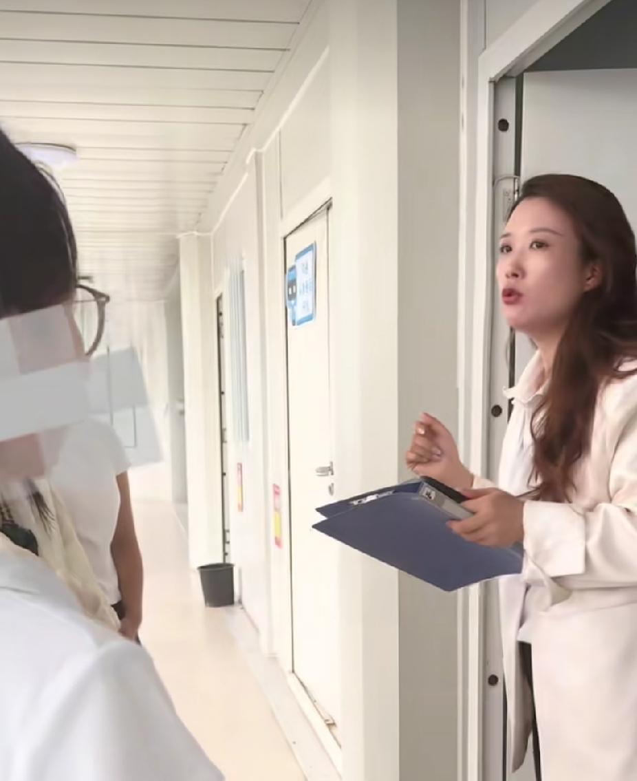 一群打暑假工的女孩，正在听老板娘讲话，听着老板娘说出的每一句话，眼睛里莫名地涌起