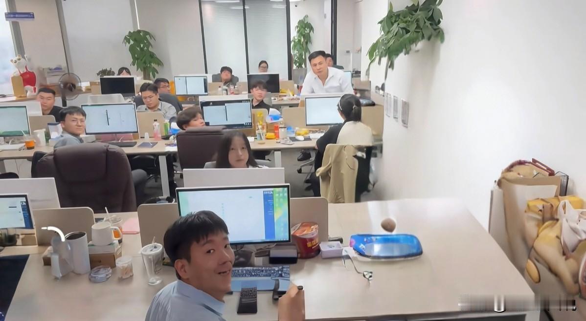 河北分公司最近招了两个销售，提前都和两个人说好了有7天的试工期。7天内大家双向考