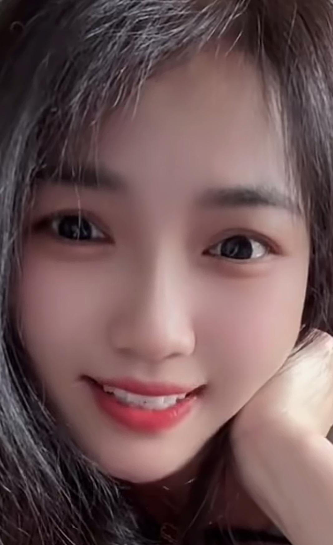 甜美笑容，元气满满，元气少女的一天！😊✨早晨，阳光轻柔地洒在她的脸颊，唤醒了这